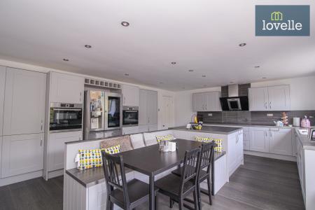 6 bedroom Detached house for sale in Cooper Lane, Grimsby, DN37