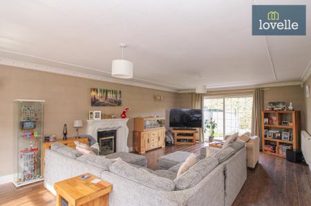 6 bedroom Detached house for sale in Cooper Lane, Grimsby, DN37