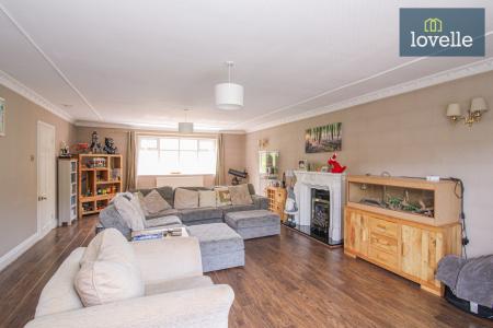 6 bedroom Detached house for sale in Cooper Lane, Grimsby, DN37