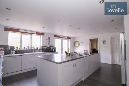 6 bedroom Detached house for sale in Cooper Lane, Grimsby, DN37