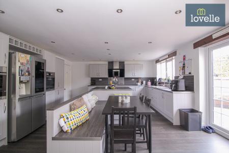 6 bedroom Detached house for sale in Cooper Lane, Grimsby, DN37