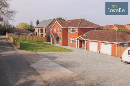 6 bedroom Detached house for sale in Cooper Lane, Grimsby, DN37