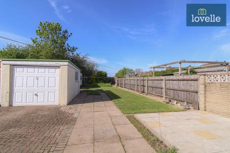 3 bedroom Semi-detached bungalow for sale in Fairway, Waltham, DN37