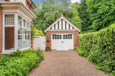 5 bedroom Semi-detached house for sale in Fords Avenue, Healing, DN41