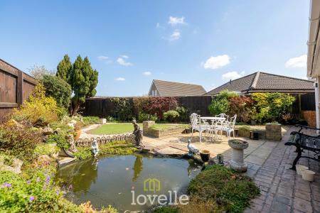 2 bedroom Detached bungalow for sale in Grainsby Avenue, Holton-le-Clay, DN36