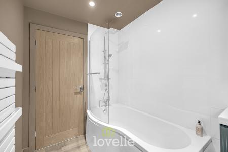 2 bedroom Detached bungalow for sale in Grainsby Avenue, Holton-le-Clay, DN36