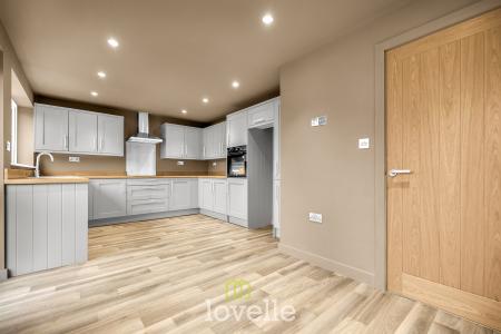 2 bedroom Detached bungalow for sale in Grainsby Avenue, Holton-le-Clay, DN36