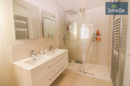 4 bedroom Detached bungalow for sale in Kenwick Park, Louth, LN11