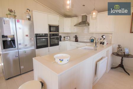 4 bedroom Detached bungalow for sale in Kenwick Park, Louth, LN11