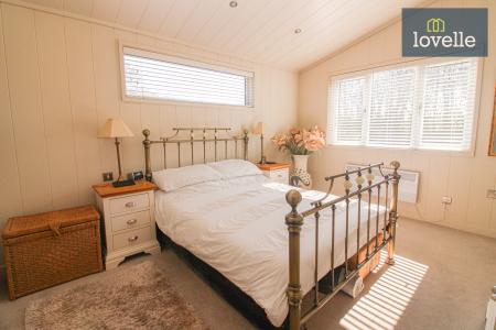 4 bedroom Detached bungalow for sale in Kenwick Park, Louth, LN11