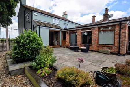 4 bedroom Detached house for sale in Main Road, Grainthorpe, LN11