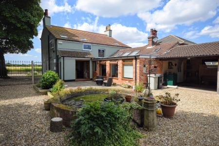 4 bedroom Detached house for sale in Main Road, Grainthorpe, LN11