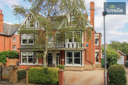 6 bedroom Semi-detached house for sale in Park Drive, Grimsby, DN32