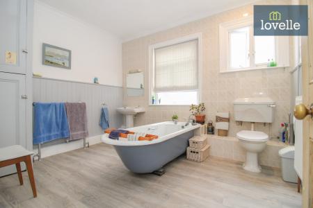 6 bedroom Semi-detached house for sale in Park Drive, Grimsby, DN32