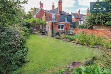 6 bedroom Semi-detached house for sale in Park Drive, Grimsby, DN32