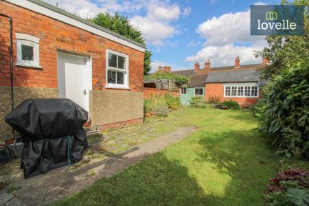 6 bedroom Semi-detached house for sale in Park Drive, Grimsby, DN32