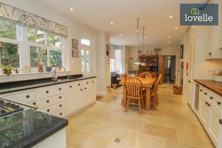 6 bedroom Semi-detached house for sale in Park Drive, Grimsby, DN32