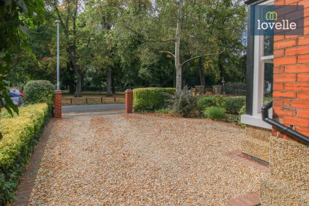 6 bedroom Semi-detached house for sale in Park Drive, Grimsby, DN32