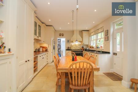 6 bedroom Semi-detached house for sale in Park Drive, Grimsby, DN32