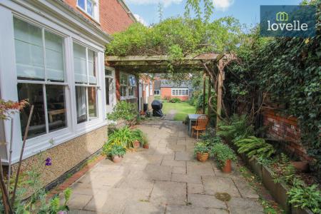 6 bedroom Semi-detached house for sale in Park Drive, Grimsby, DN32