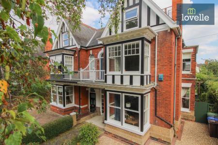 6 bedroom Semi-detached house for sale in Park Drive, Grimsby, DN32