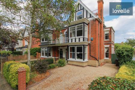 6 bedroom Semi-detached house for sale in Park Drive, Grimsby, DN32