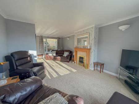 3 bedroom Semi-detached house for sale in Riby Court, Holton-le-Clay, DN36