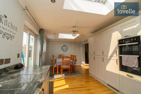 5 bedroom Semi-detached bungalow for sale in Tetney Lane, Holton-le-Clay, DN36