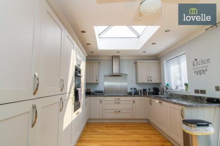 5 bedroom Semi-detached bungalow for sale in Tetney Lane, Holton-le-Clay, DN36