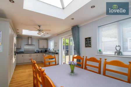 5 bedroom Semi-detached bungalow for sale in Tetney Lane, Holton-le-Clay, DN36