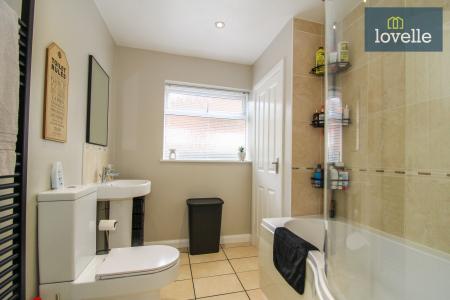 5 bedroom Semi-detached bungalow for sale in Tetney Lane, Holton-le-Clay, DN36