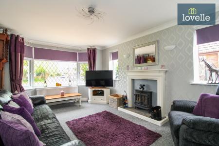 5 bedroom Semi-detached bungalow for sale in Tetney Lane, Holton-le-Clay, DN36