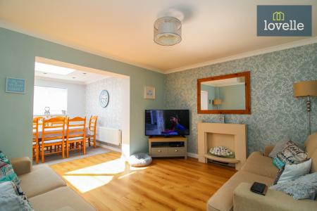 5 bedroom Semi-detached bungalow for sale in Tetney Lane, Holton-le-Clay, DN36