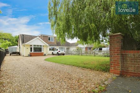 5 bedroom Semi-detached bungalow for sale in Tetney Lane, Holton-le-Clay, DN36