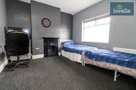 3 bedroom Terraced House for sale in Weelsby Street, Grimsby, DN32