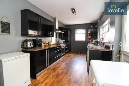 3 bedroom Terraced House for sale in Weelsby Street, Grimsby, DN32