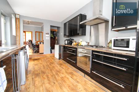 3 bedroom Terraced House for sale in Weelsby Street, Grimsby, DN32