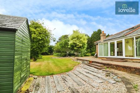 5 bedroom Bungalow for sale in Waltham Road, Brigsley, DN37