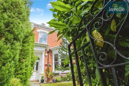 5 bedroom Terraced House for sale in Abbey Road, Grimsby, DN32