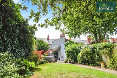 5 bedroom Terraced House for sale in Abbey Road, Grimsby, DN32