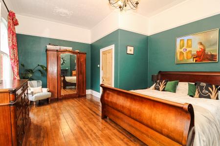 5 bedroom Terraced House for sale in Abbey Road, Grimsby, DN32