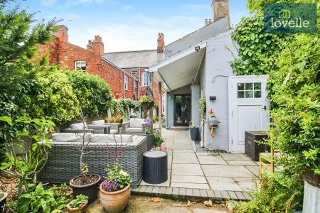 5 bedroom Terraced House for sale in Abbey Road, Grimsby, DN32