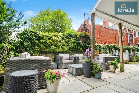 5 bedroom Terraced House for sale in Abbey Road, Grimsby, DN32