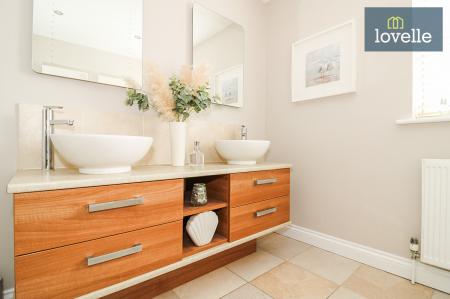 5 bedroom Detached house for sale in Ludborough Road, North Thoresby, DN36