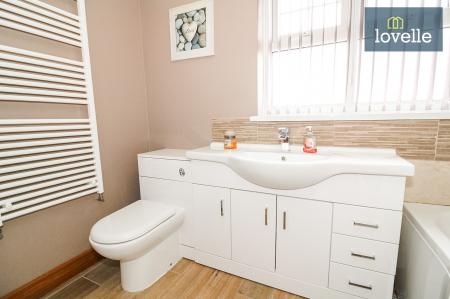 3 bedroom Detached bungalow for sale in Beaumonde, Holton-le-Clay, DN36