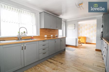 3 bedroom Detached bungalow for sale in Beaumonde, Holton-le-Clay, DN36