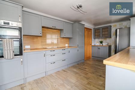 3 bedroom Detached bungalow for sale in Beaumonde, Holton-le-Clay, DN36