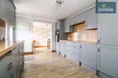 3 bedroom Detached bungalow for sale in Beaumonde, Holton-le-Clay, DN36