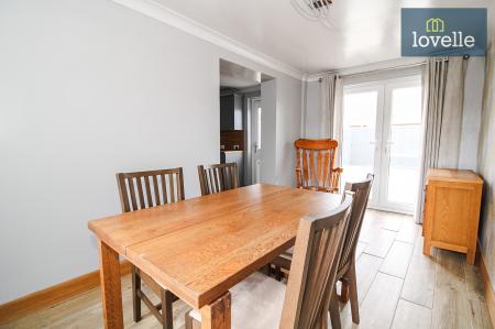 3 bedroom Detached bungalow for sale in Beaumonde, Holton-le-Clay, DN36