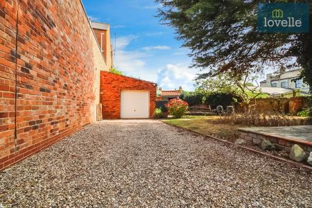 5 bedroom End of terrace house for sale in Abbey Road, Grimsby, DN32